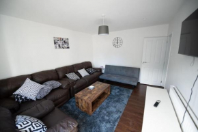Spacious 3 Bed Home Manchester Airport Free Parking Sleeps 10